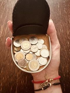 Portfel osobliwości. O tym, jak zaczęłam wybijać własne monety znaczeń.
